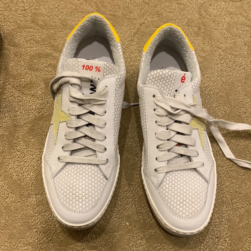 NEW NEVER WORN Stylish sneakers. Perfect condition!